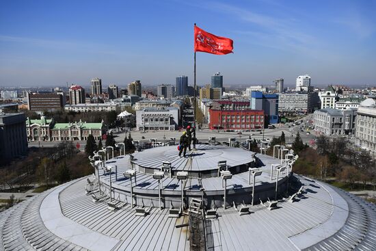 Установка Знамени Победы над куполом Новосибирского театра оперы и балета
