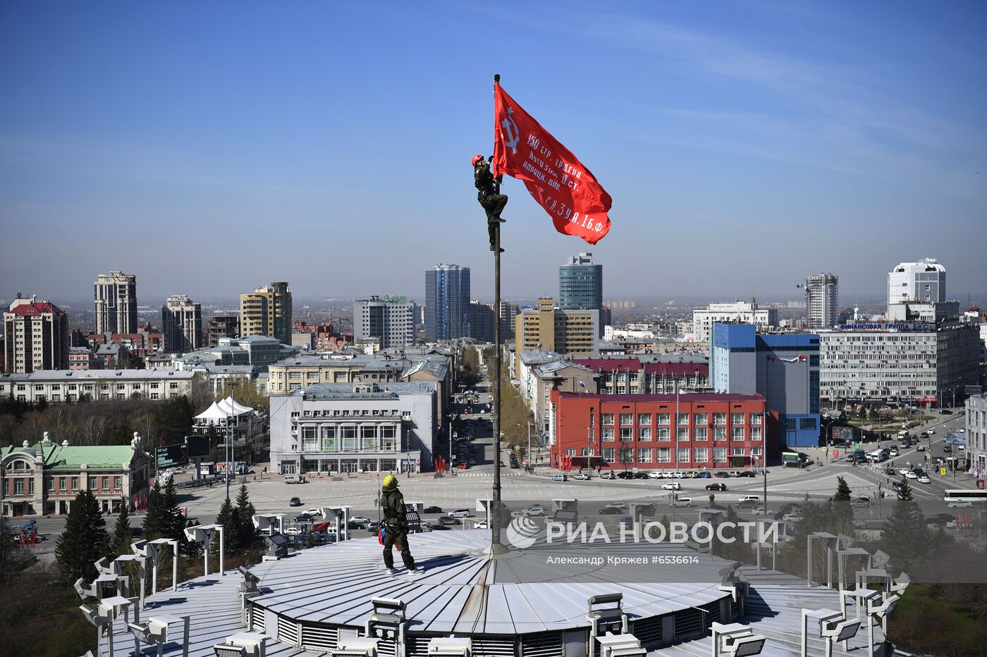 Установка Знамени Победы над куполом Новосибирского театра оперы и балета