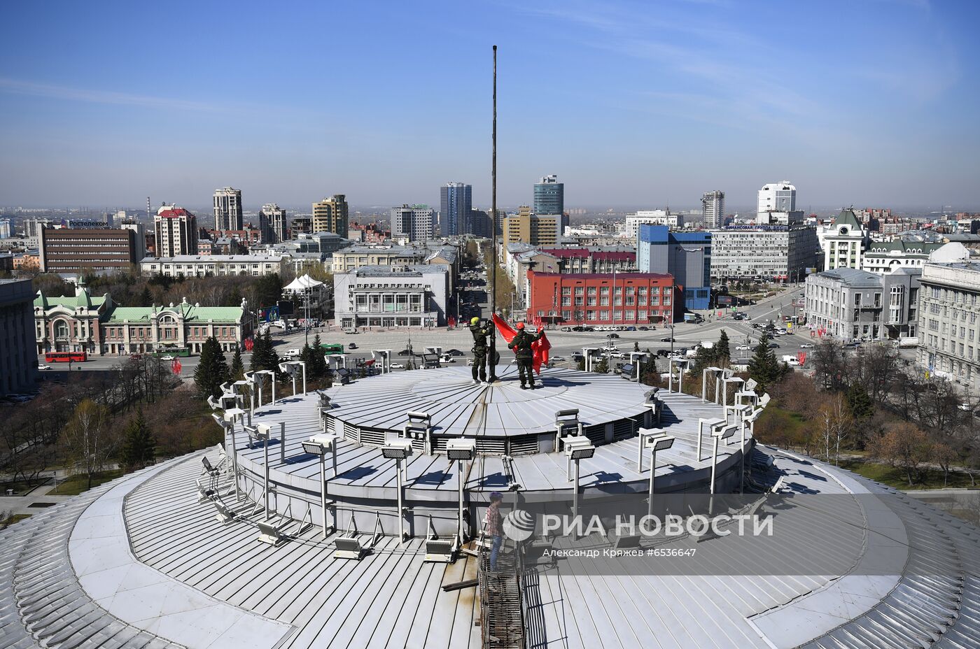 Установка Знамени Победы над куполом Новосибирского театра оперы и балета