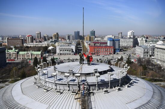 Установка Знамени Победы над куполом Новосибирского театра оперы и балета
