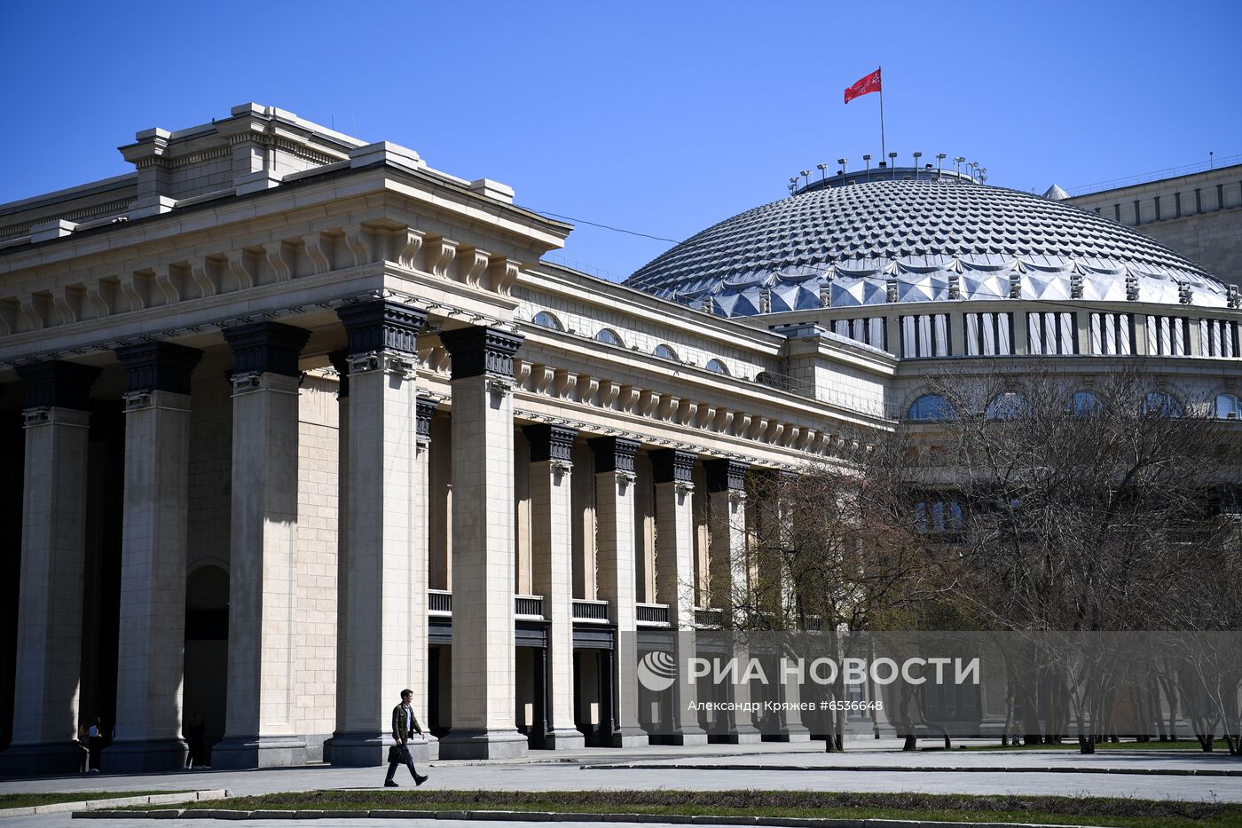 Установка Знамени Победы над куполом Новосибирского театра оперы и балета