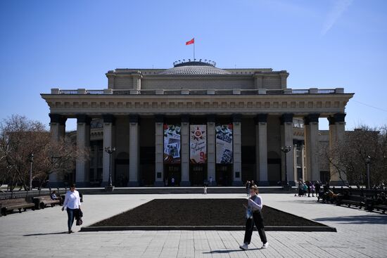 Установка Знамени Победы над куполом Новосибирского театра оперы и балета