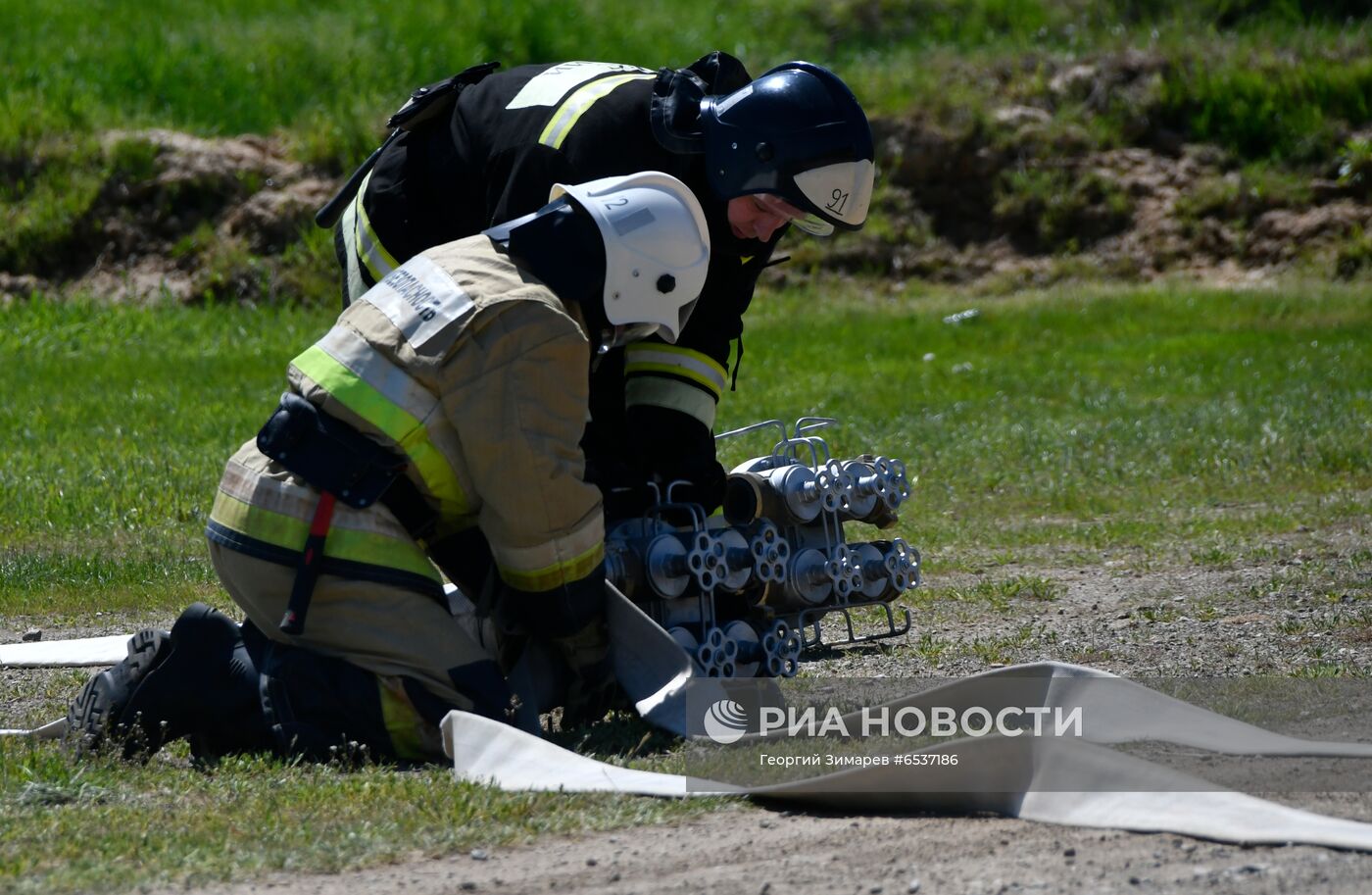 Учения МЧС по тушению пожара на нефтяном месторождении