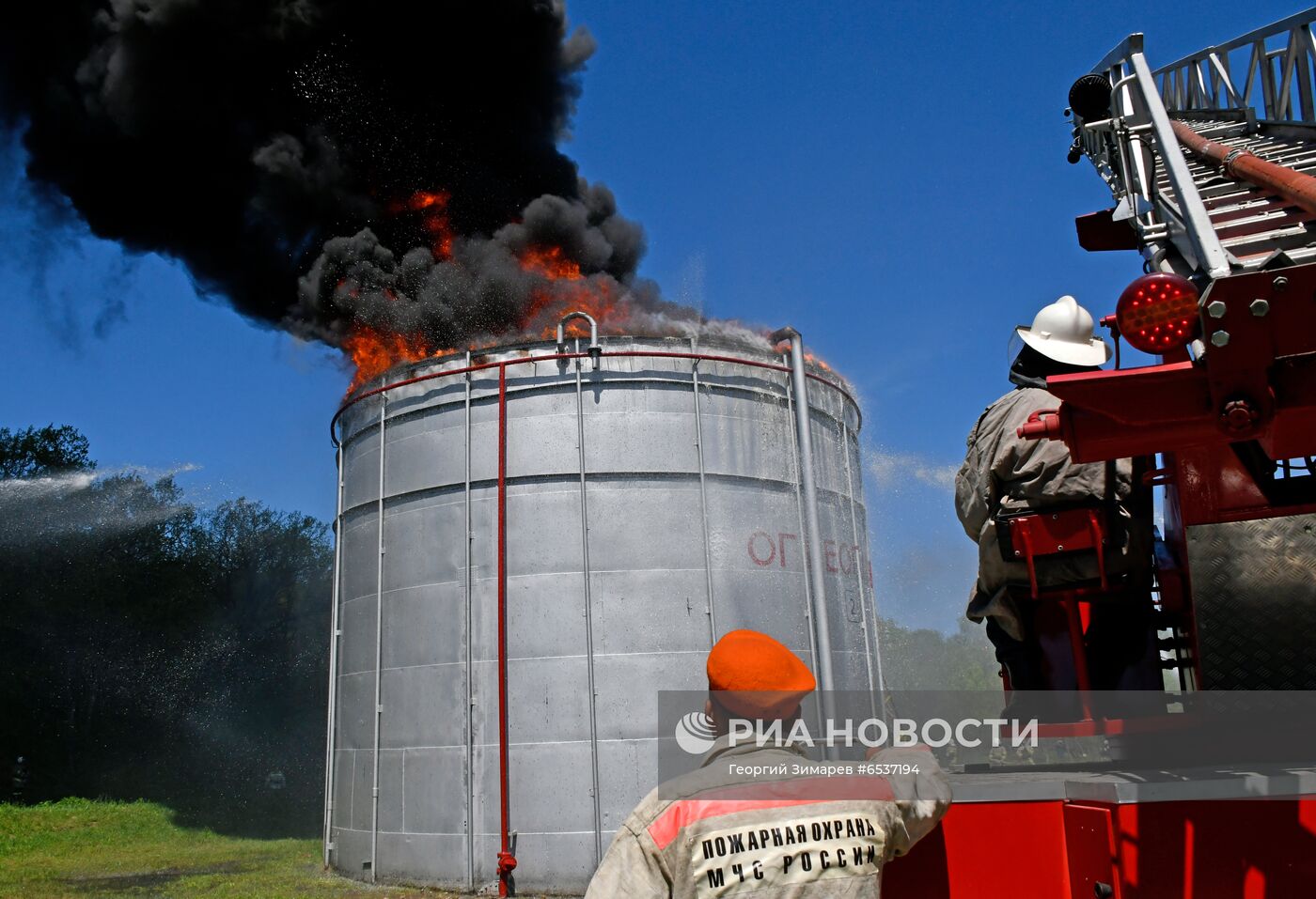 Учения МЧС по тушению пожара на нефтяном месторождении