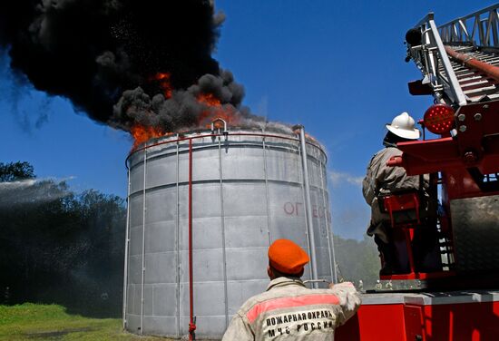 Учения МЧС по тушению пожара на нефтяном месторождении