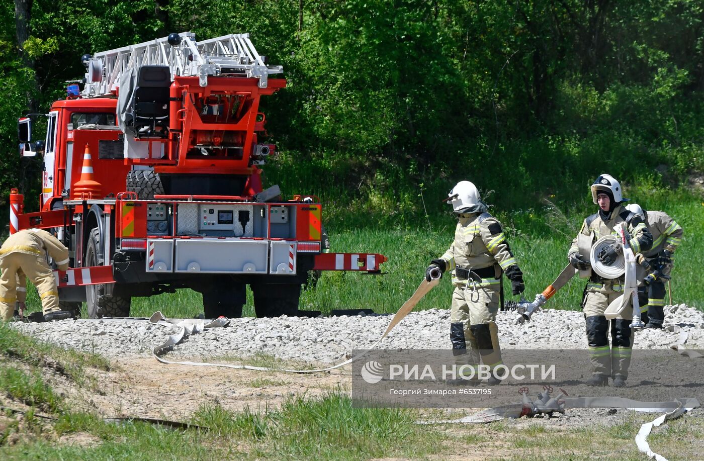 Учения МЧС по тушению пожара на нефтяном месторождении