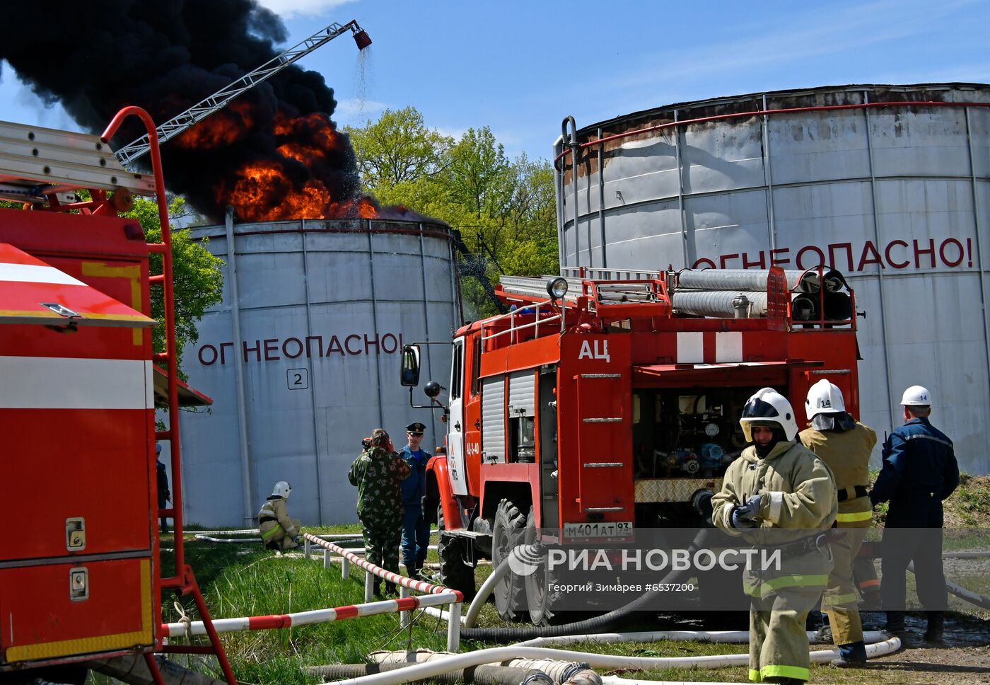 Учения МЧС по тушению пожара на нефтяном месторождении