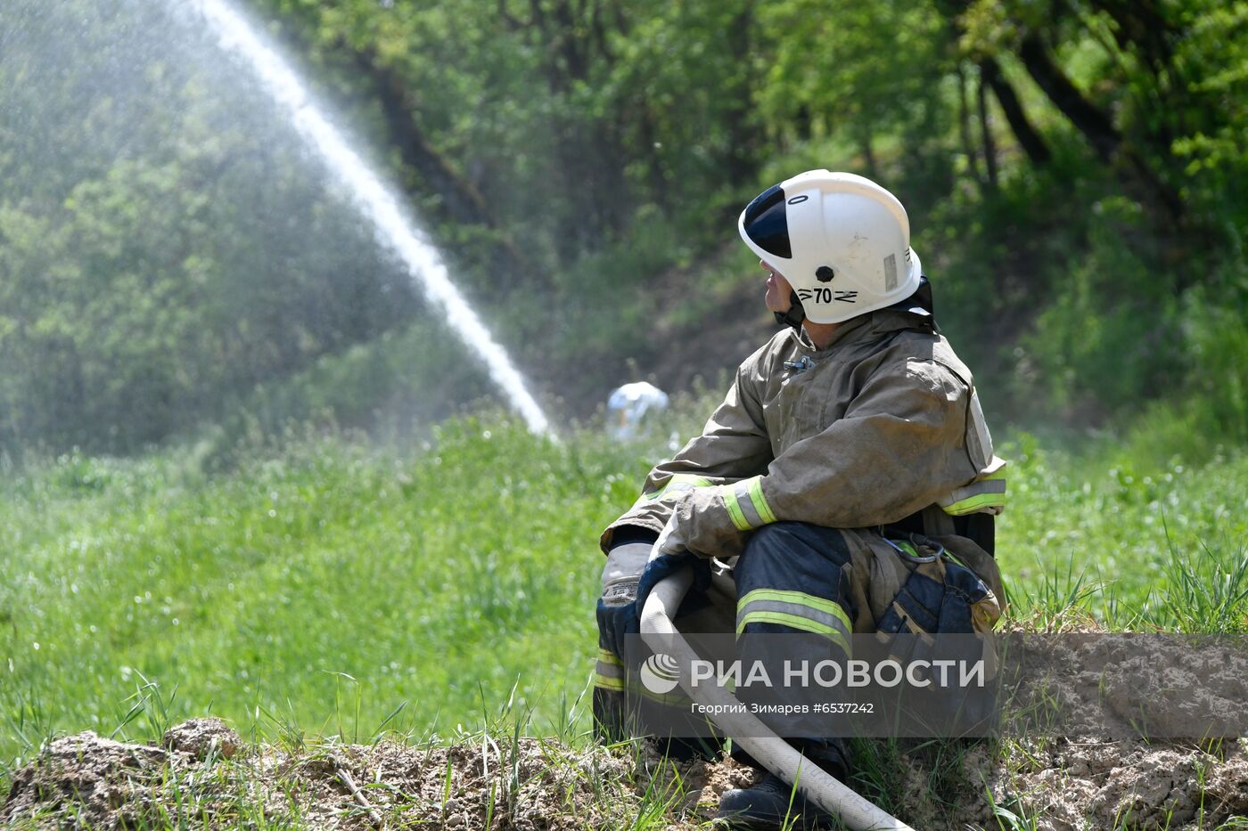 Учения МЧС по тушению пожара на нефтяном месторождении