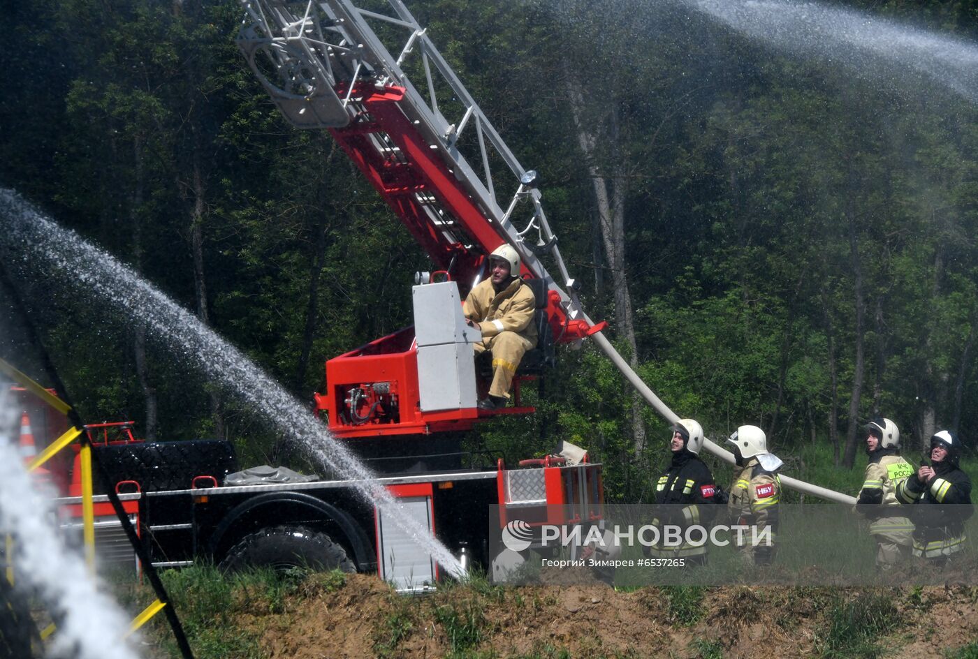 Учения МЧС по тушению пожара на нефтяном месторождении