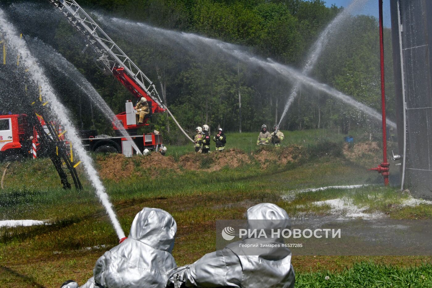 Учения МЧС по тушению пожара на нефтяном месторождении