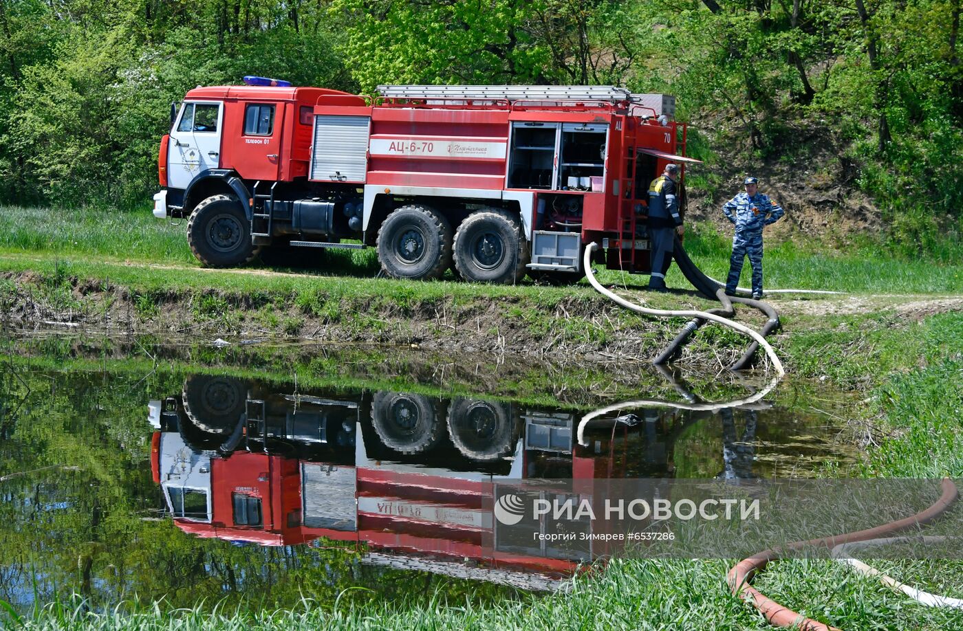 Учения МЧС по тушению пожара на нефтяном месторождении