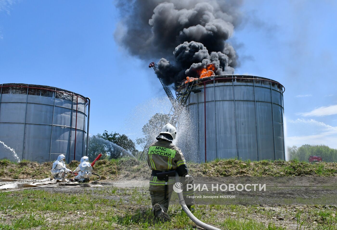 Учения МЧС по тушению пожара на нефтяном месторождении