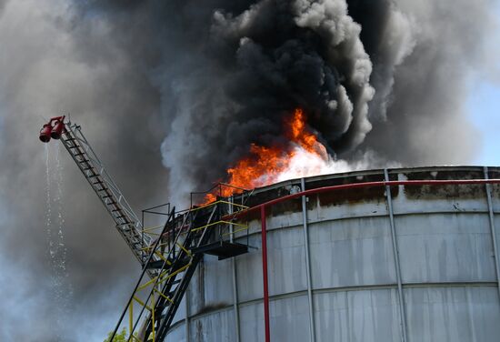 Учения МЧС по тушению пожара на нефтяном месторождении