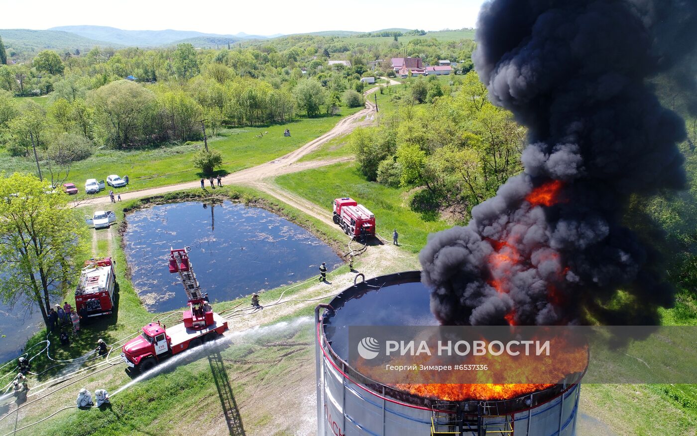 Учения МЧС по тушению пожара на нефтяном месторождении