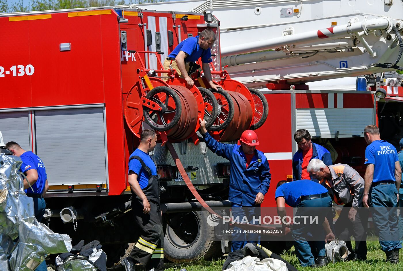 Учения МЧС по тушению пожара на нефтяном месторождении