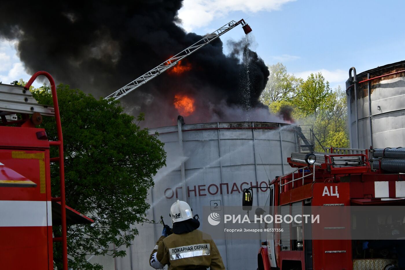 Учения МЧС по тушению пожара на нефтяном месторождении