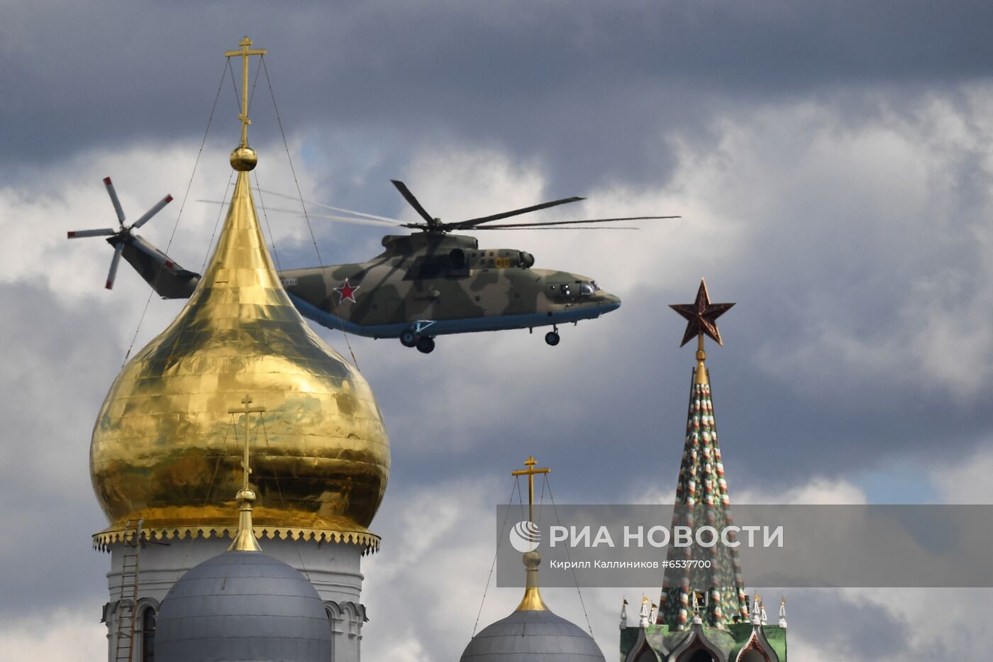 Генеральная репетиция воздушной части парада Победы в Москве