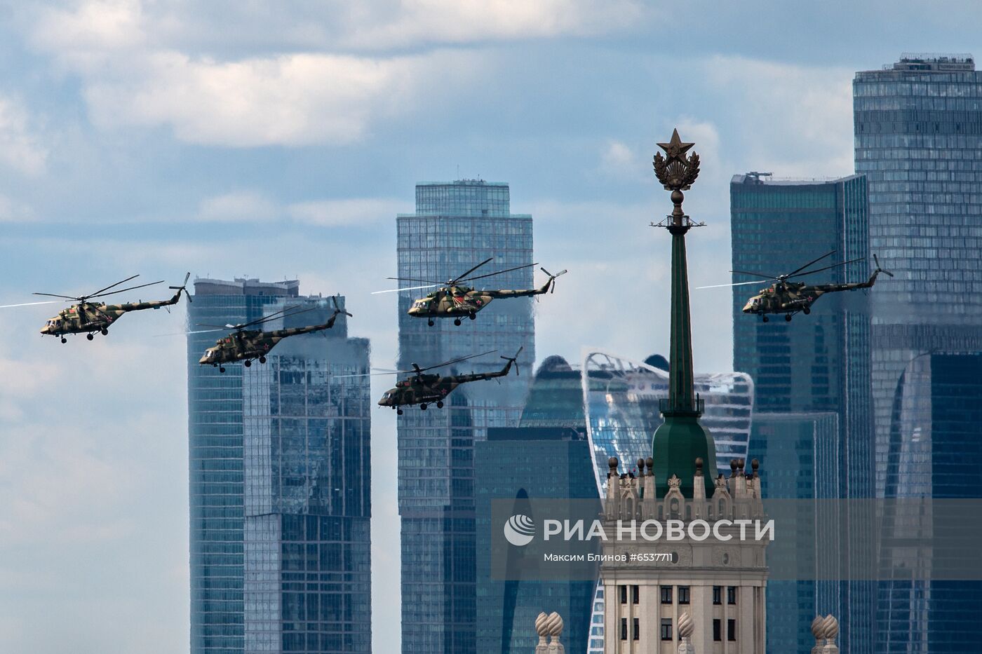 Генеральная репетиция воздушной части парада Победы в Москве