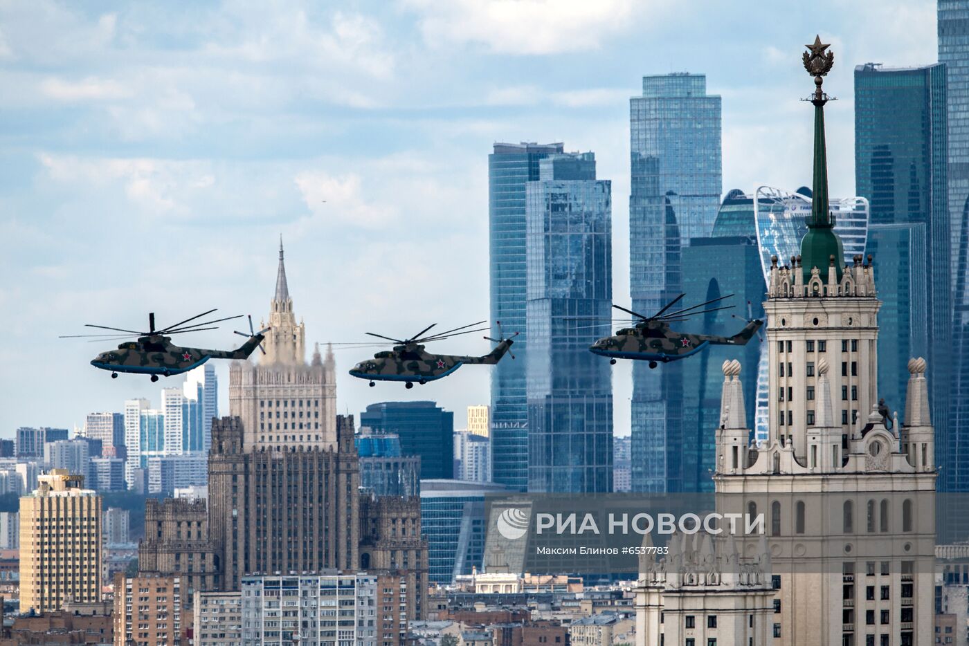 Генеральная репетиция воздушной части парада Победы в Москве