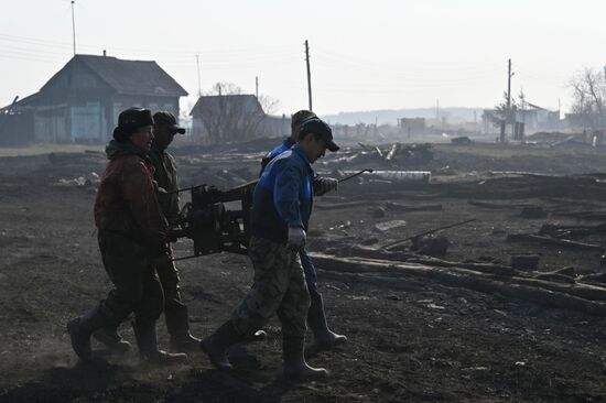 Последствия пожара в деревне Каракуль в Омской области