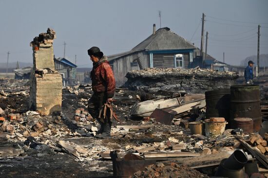 Последствия пожара в деревне Каракуль в Омской области