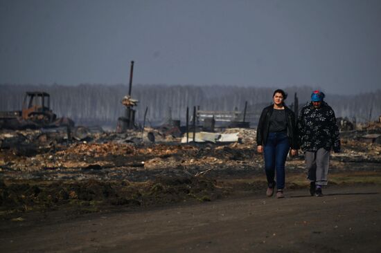 Последствия пожара в деревне Каракуль в Омской области