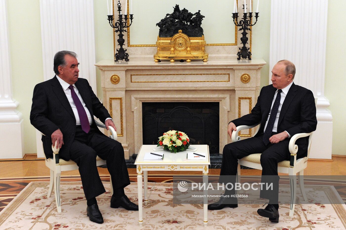 Президент РФ В. Путин встретился с президентом Таджикистана Э. Рахмоном