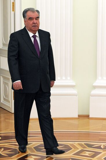 Президент РФ В. Путин встретился с президентом Таджикистана Э. Рахмоном