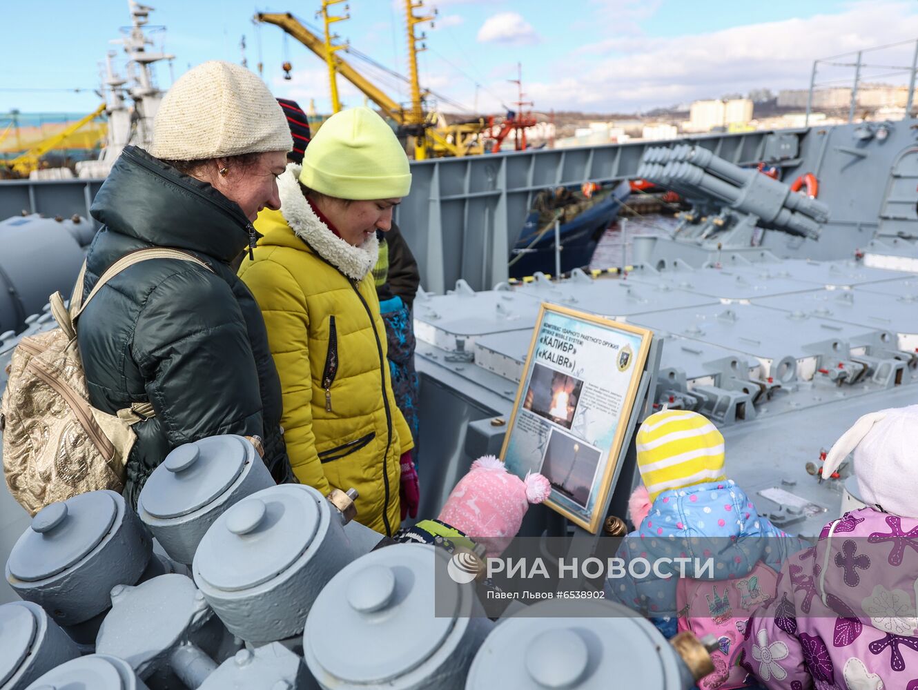 Фрегат "Адмирал Горшков" открыли для экскурсий