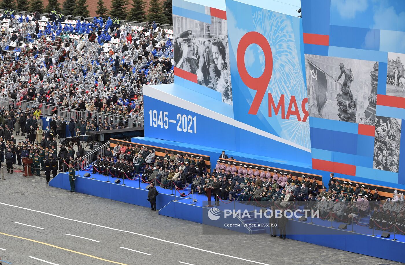 Президент РФ В. Путин на военном параде в честь 76-й годовщины Победы в ВОВ