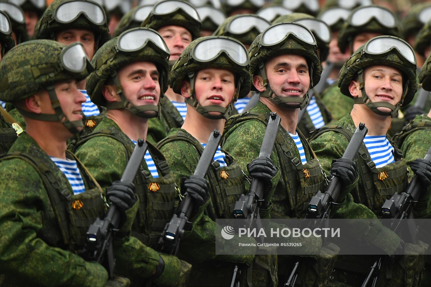 Военный парад в честь 76-й годовщины Победы