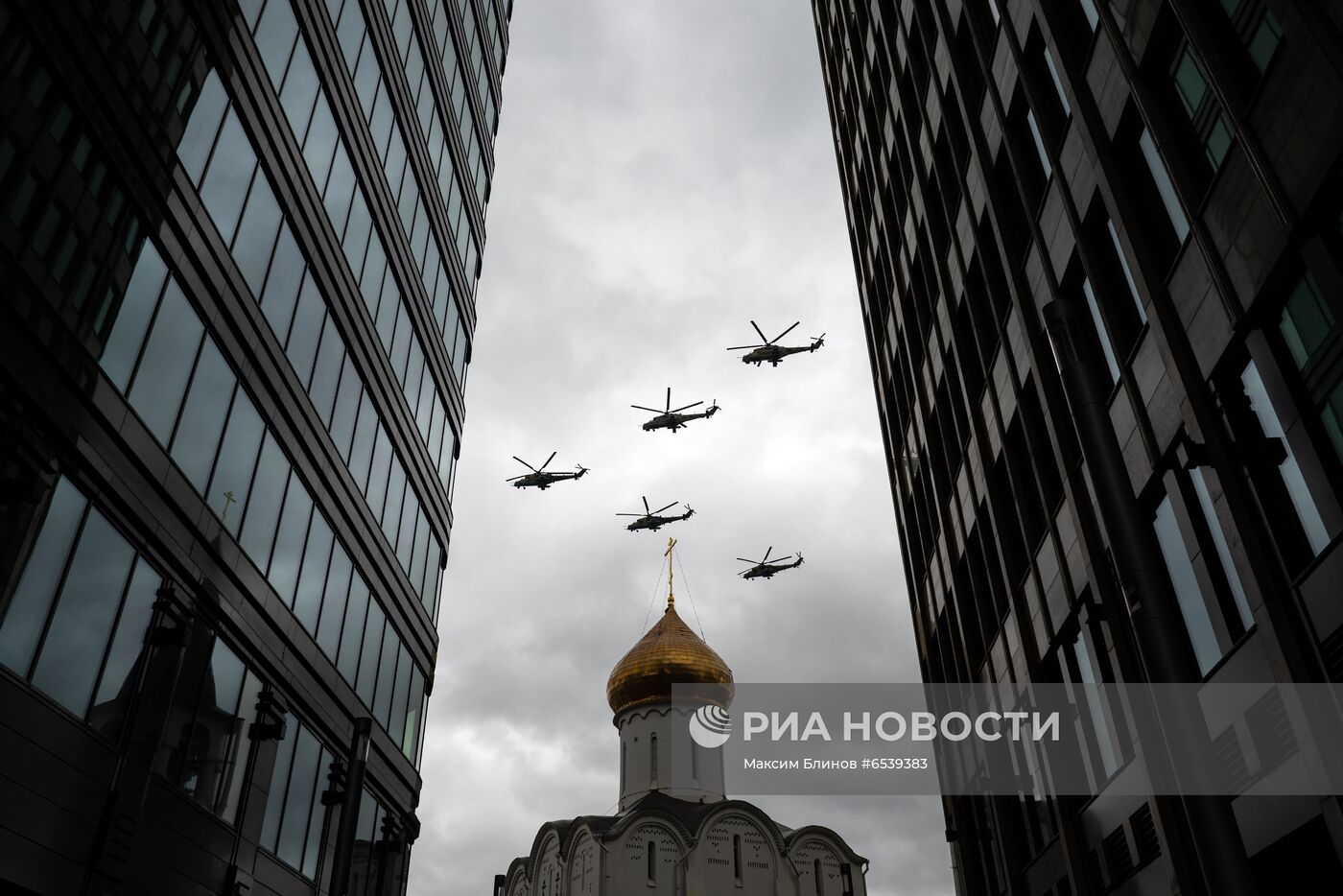 Воздушная часть парада в честь 76-й годовщины Победы