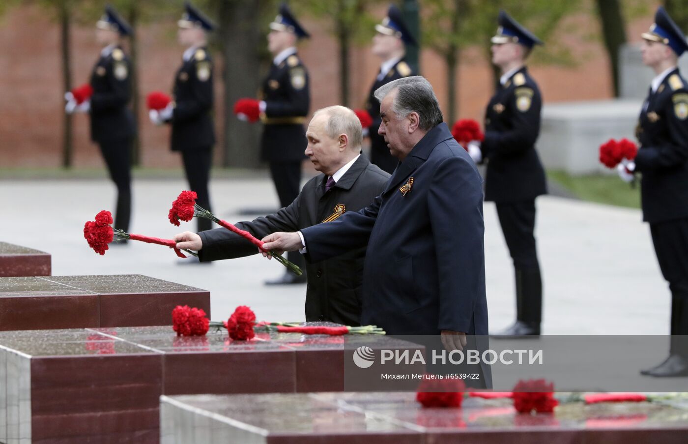 Возложение венка и цветов к Могиле Неизвестного Солдата у Кремлевской стены