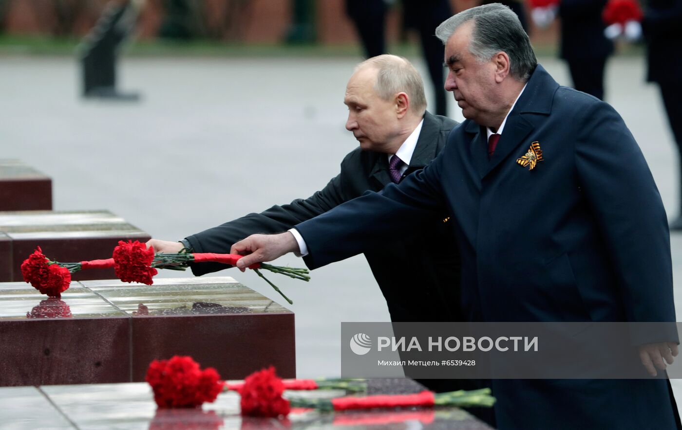 Возложение венка и цветов к Могиле Неизвестного Солдата у Кремлевской стены