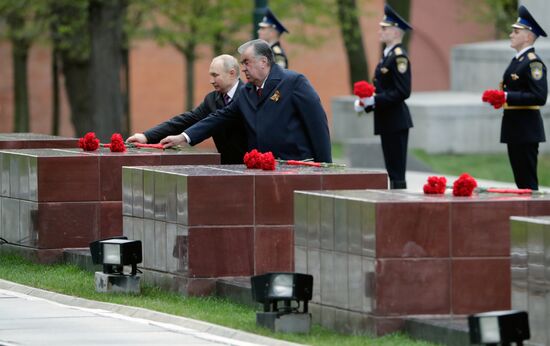 Возложение венка и цветов к Могиле Неизвестного Солдата у Кремлевской стены
