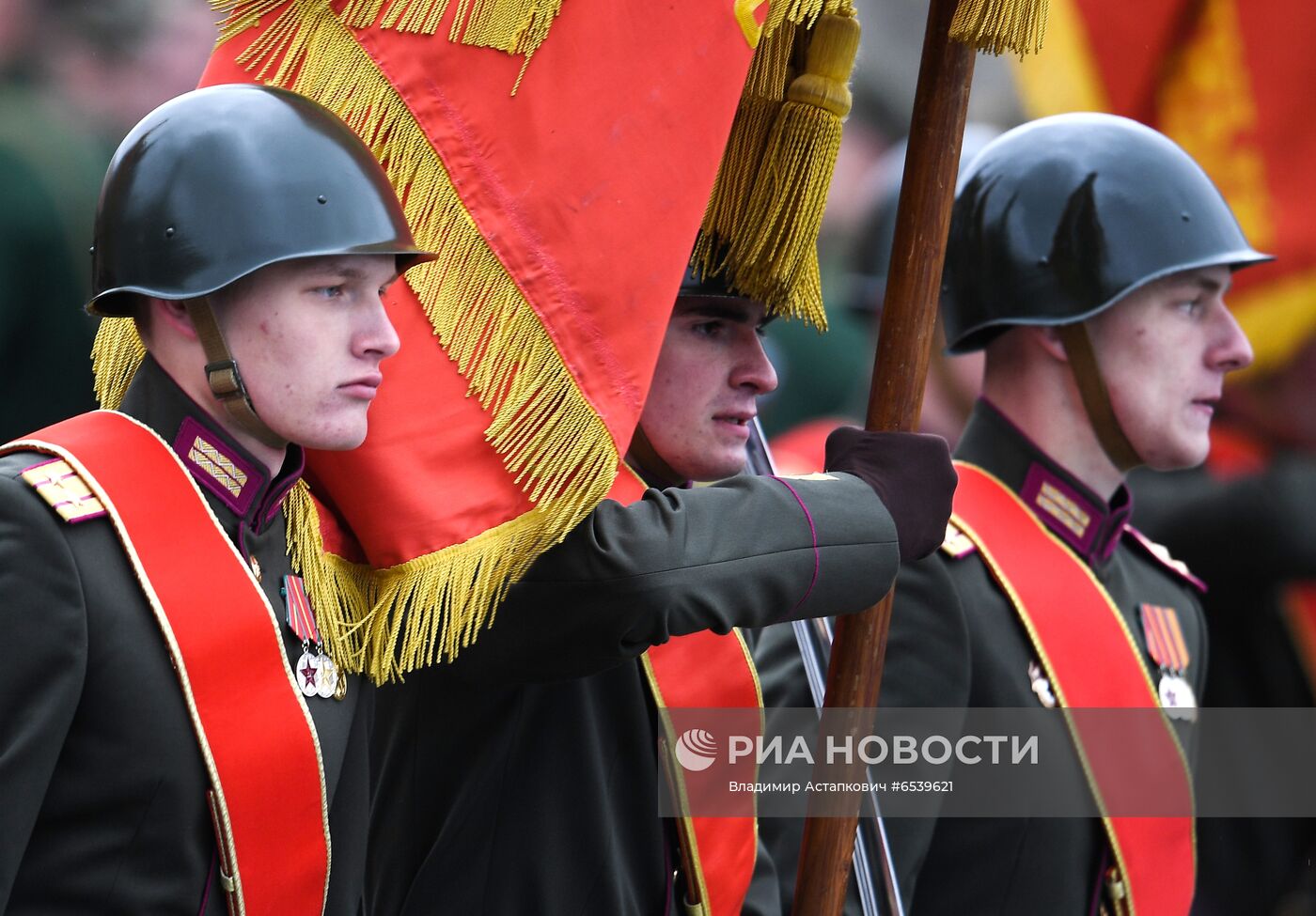 Военный парад в честь 76-й годовщины Победы