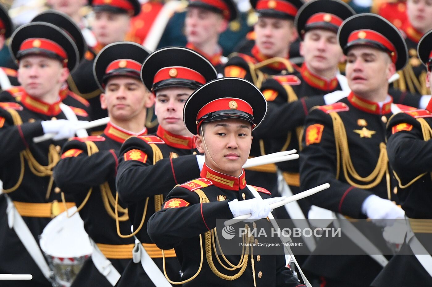 Военный парад в честь 76-й годовщины Победы