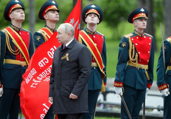 Возложение венка и цветов к Могиле Неизвестного Солдата у Кремлевской стены