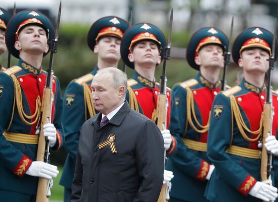 Возложение венка и цветов к Могиле Неизвестного Солдата у Кремлевской стены