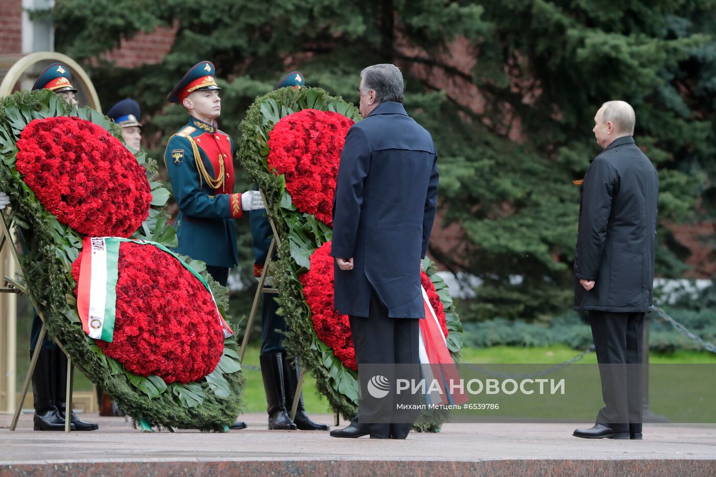 Возложение венка и цветов к Могиле Неизвестного Солдата у Кремлевской стены