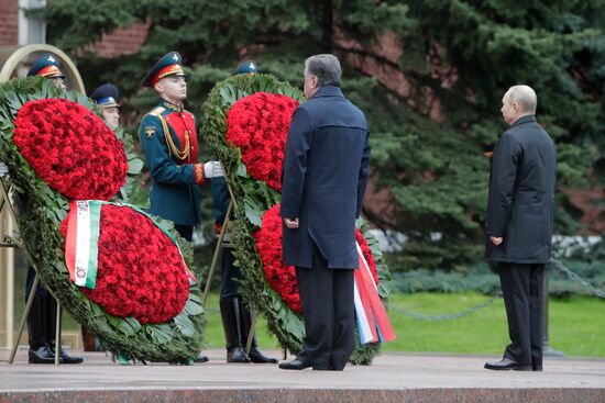 Возложение венка и цветов к Могиле Неизвестного Солдата у Кремлевской стены