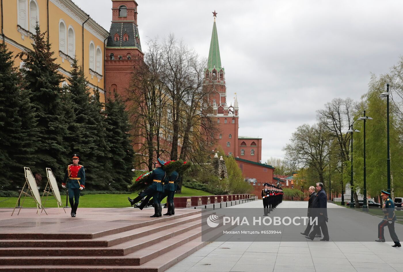 Возложение венка и цветов к Могиле Неизвестного Солдата у Кремлевской стены