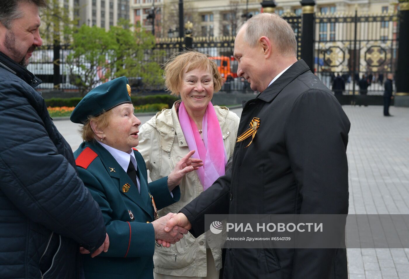 Возложение венка и цветов к Могиле Неизвестного Солдата у Кремлевской стены