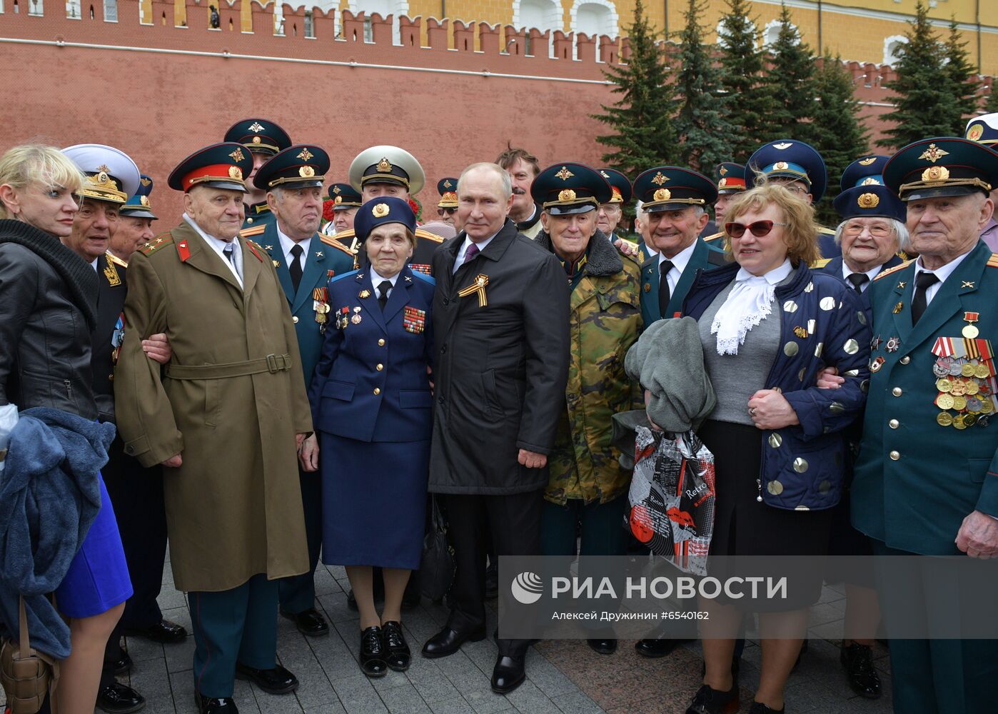 Возложение венка и цветов к Могиле Неизвестного Солдата у Кремлевской стены