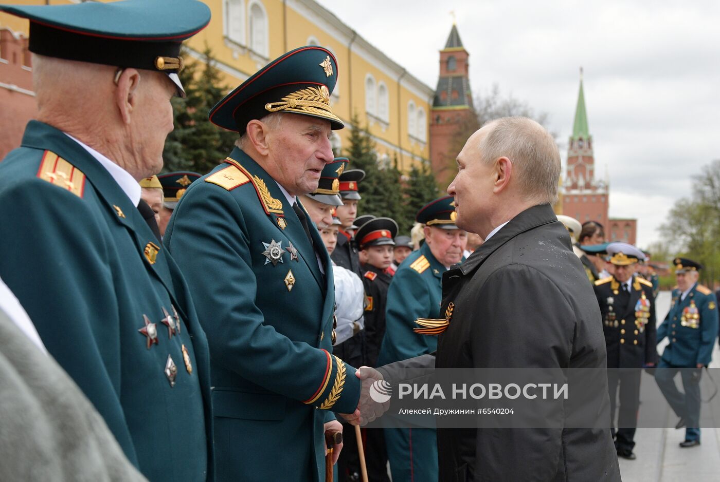 Возложение венка и цветов к Могиле Неизвестного Солдата у Кремлевской стены