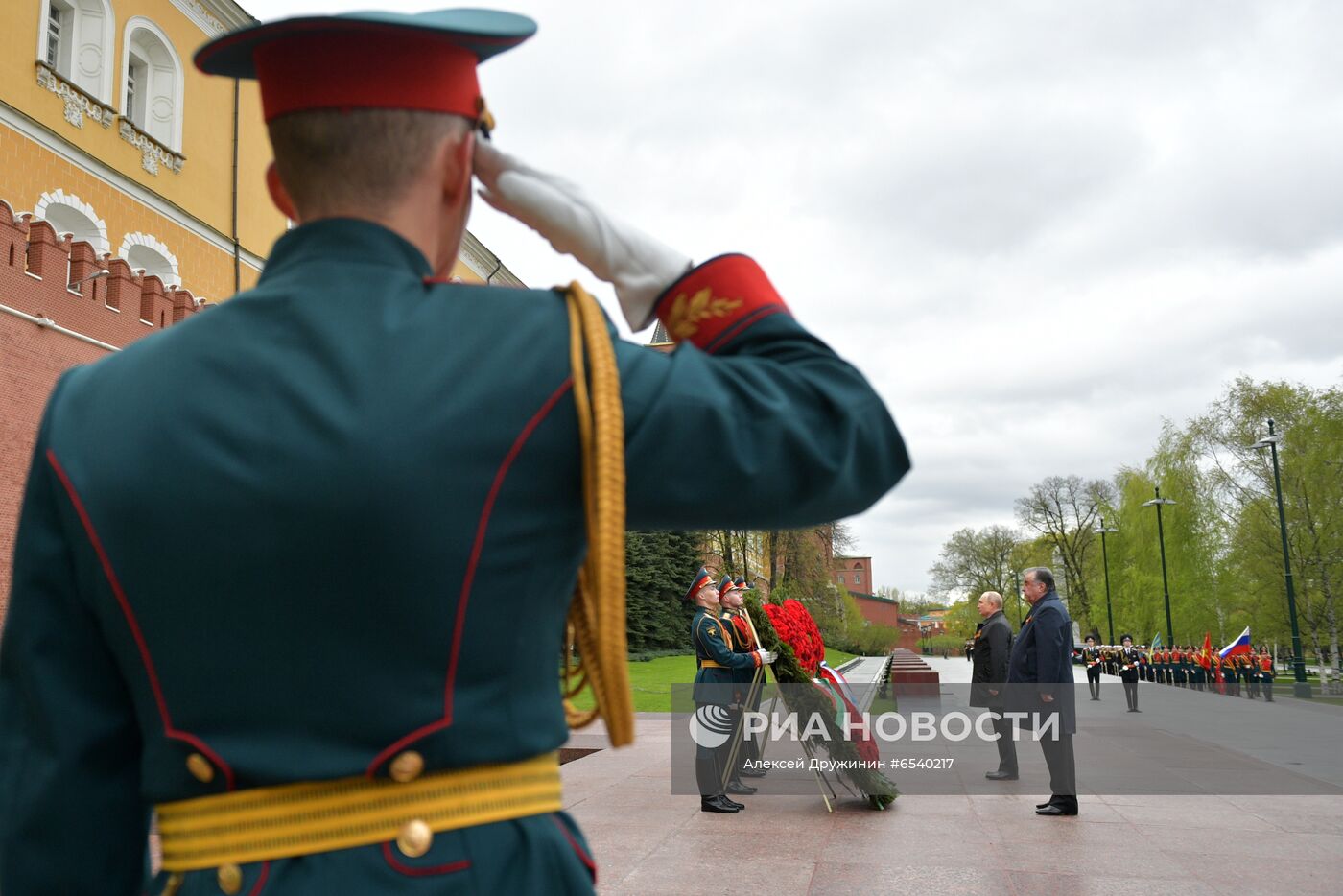 Возложение венка и цветов к Могиле Неизвестного Солдата у Кремлевской стены