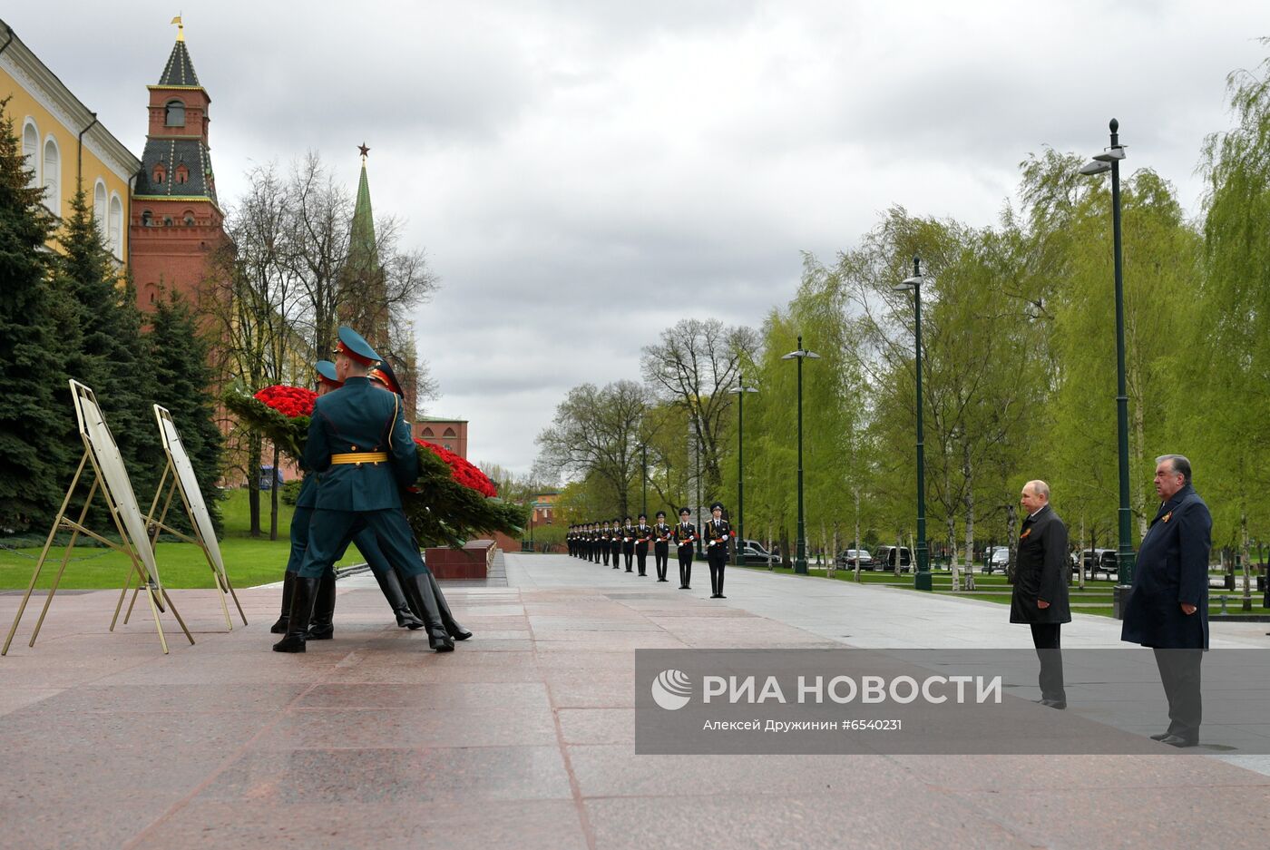 Возложение венка и цветов к Могиле Неизвестного Солдата у Кремлевской стены