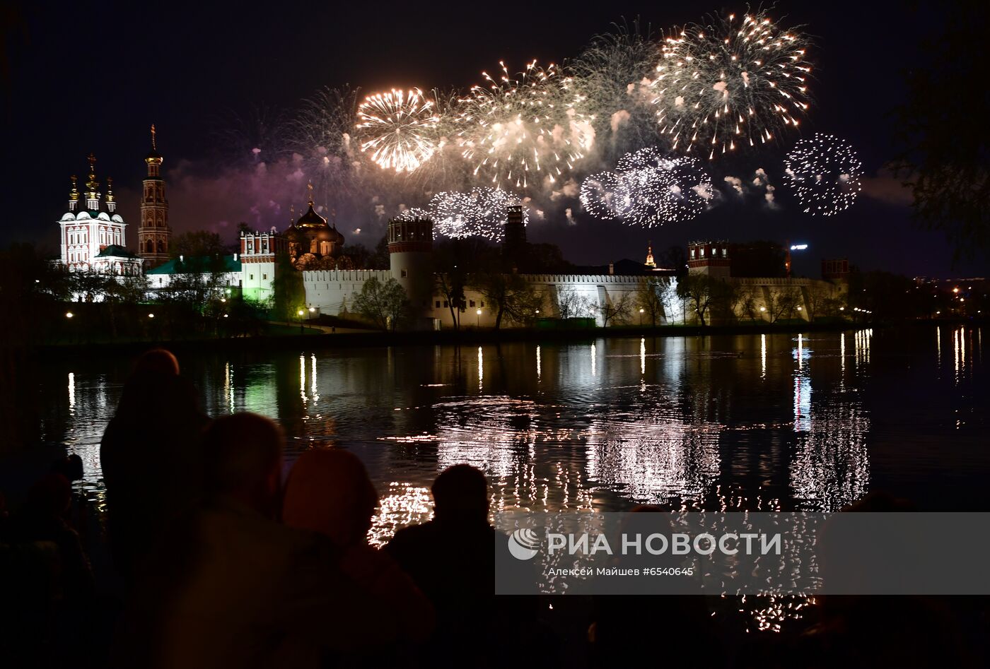 Праздничный салют в честь Дня Победы