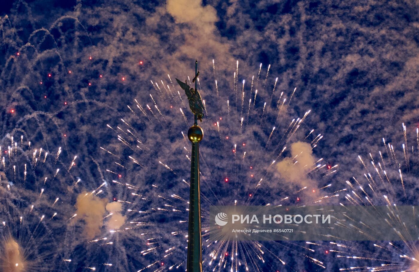 Праздничный салют в честь Дня Победы