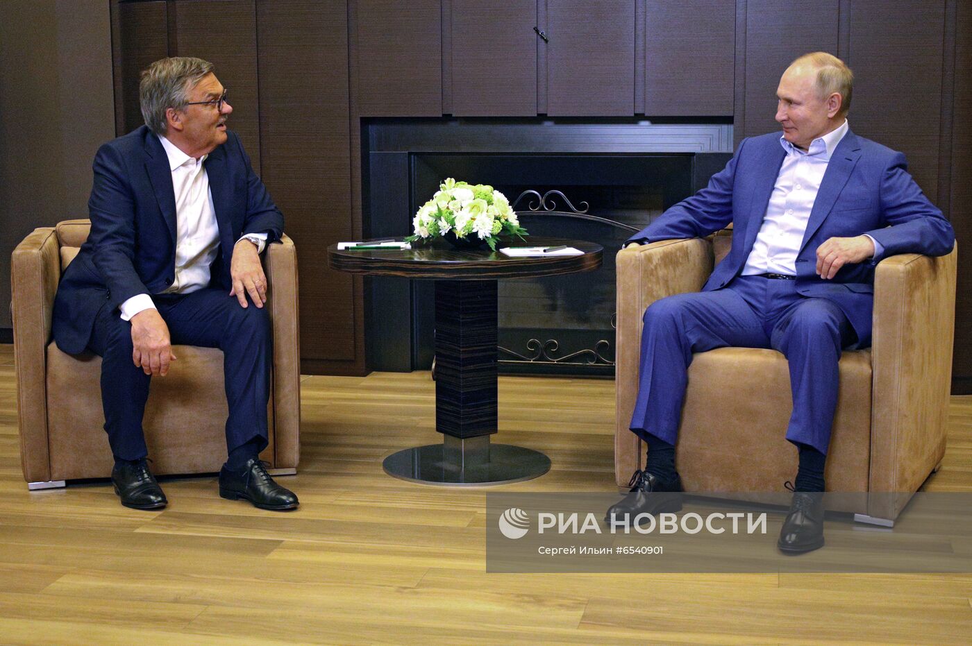 Президент РФ В. Путин встретился с президентом IIHF Р. Фазелем
